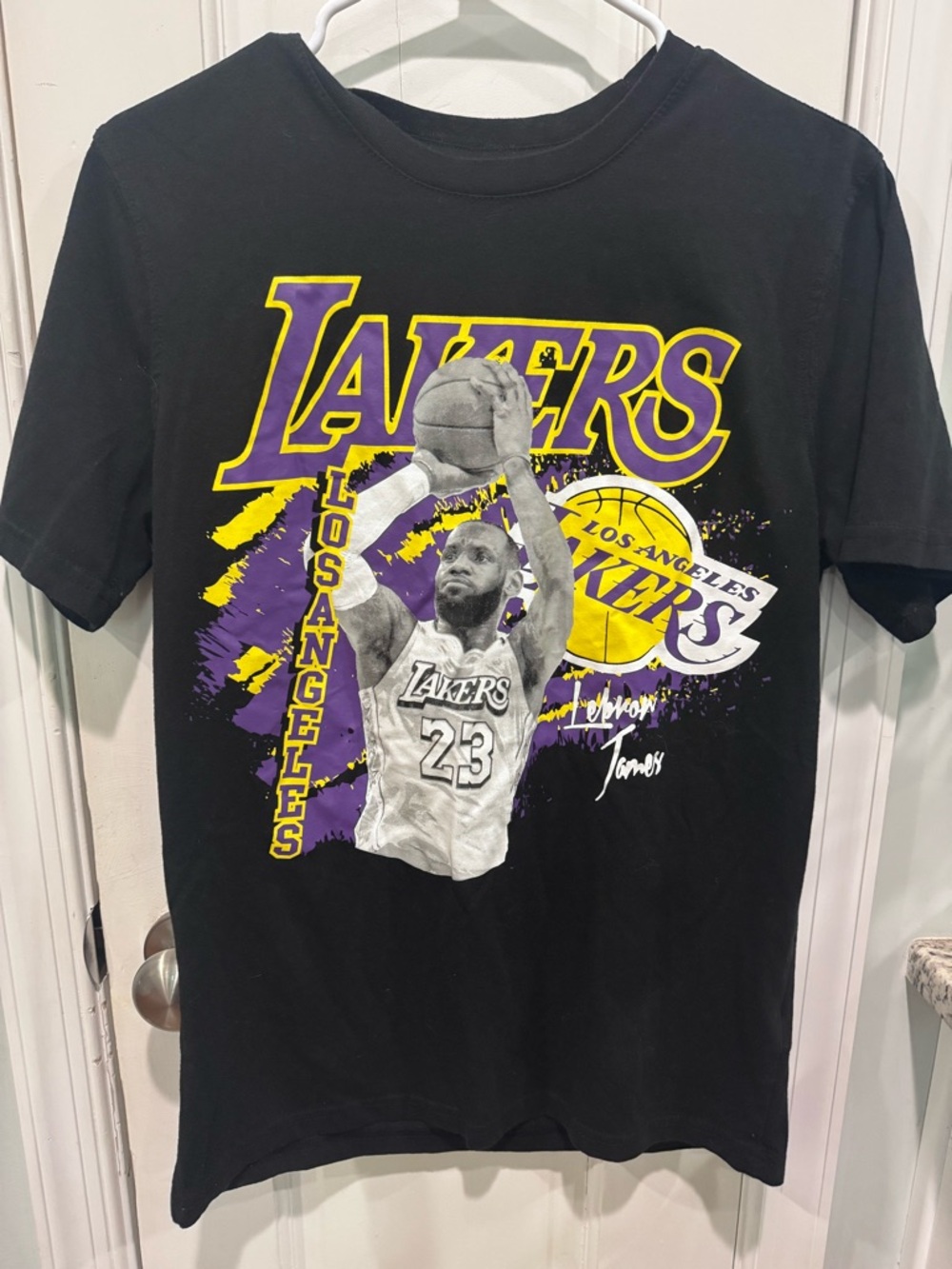 Lakers LeBron James men’s size small tee shirt